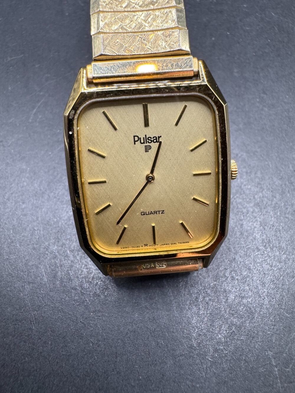 Vtg Pulsar Tank Watch Men V250-5020 27mm Gold Tone Dial Spiedel Stretch Band